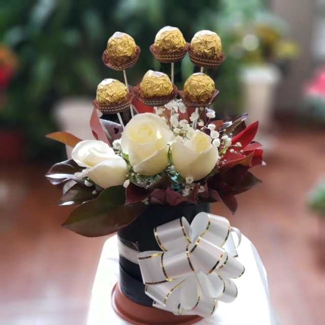 Envio y venta de flores ,rosas, plantas,arreglos florales ,regalos y desayunos a domicilio con delivery gratis en la Ciudad Autonoma de Buenos Aires y con costo de env�o en localidades del Gran Buenos Aires asi como delivery de flores y plantas a trav�s de florerias asociadas en todas las provincias de la Argentina, Buenos Aires, la Pampa, Tucuman, La Rioja, R�o Negro, Entre Rios, Corrientes, Misiones, Neuquen, Chubut, Tierra del Fuego, Santa Cruz, San Luis, Mendoza, Cordoba, Jujuy, Formosa, Santiago del Estero, Salta, Chaco, Catamarca ,San Juan, y ademas realizamos el delivery de flores ,coronas,palmas , plantas y regalos a todas las ciudades de Argentina, Mar del Plata, C�rdoba, Buenos Aires, con cargo en Santa Rosa, La Plata, Bella Vista, Neuquen, Pilar, Paran�, Posadas, Resistencia, Cipolleti y mas de 300 ciudades y localidades en todo el territorio de nuestro pa�s, asi como tambien tenemos la posibilidad de enviar flores a casi todo el mundo en cuestion de horas